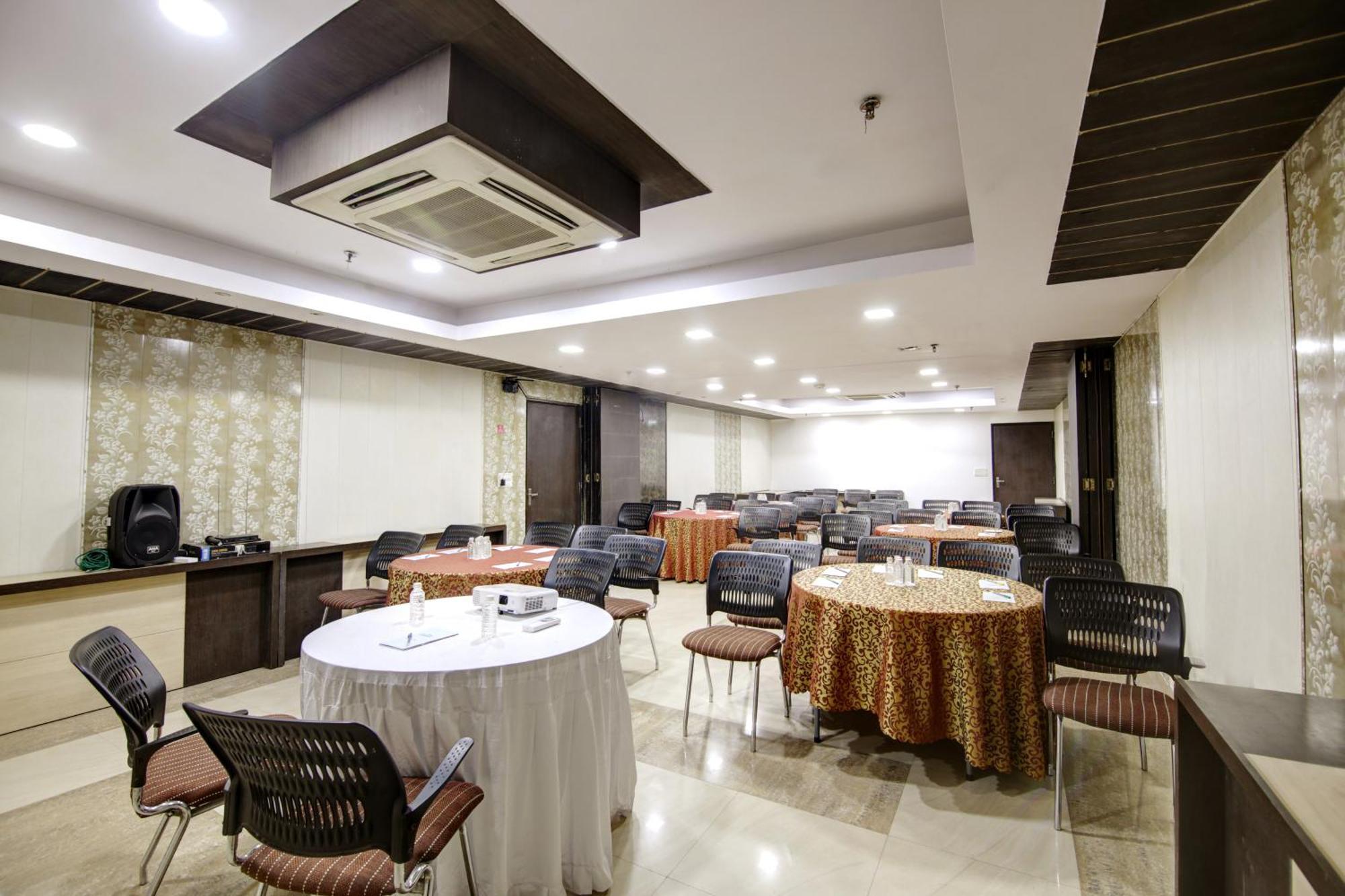 Hotel Good Times Near Ganga Ram Hospital And Karol Bagh Metro Делі Екстер'єр фото