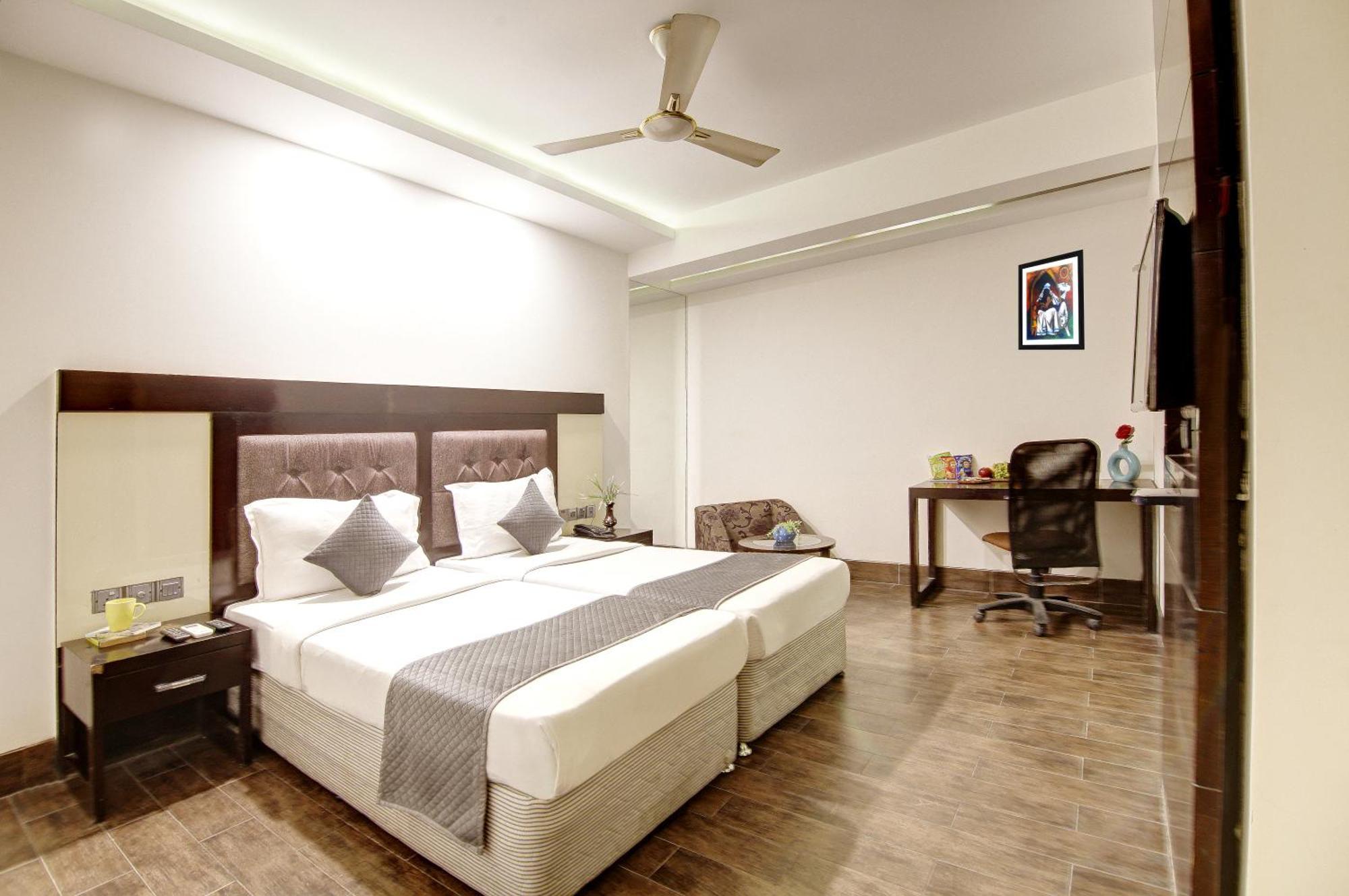 Hotel Good Times Near Ganga Ram Hospital And Karol Bagh Metro Делі Екстер'єр фото