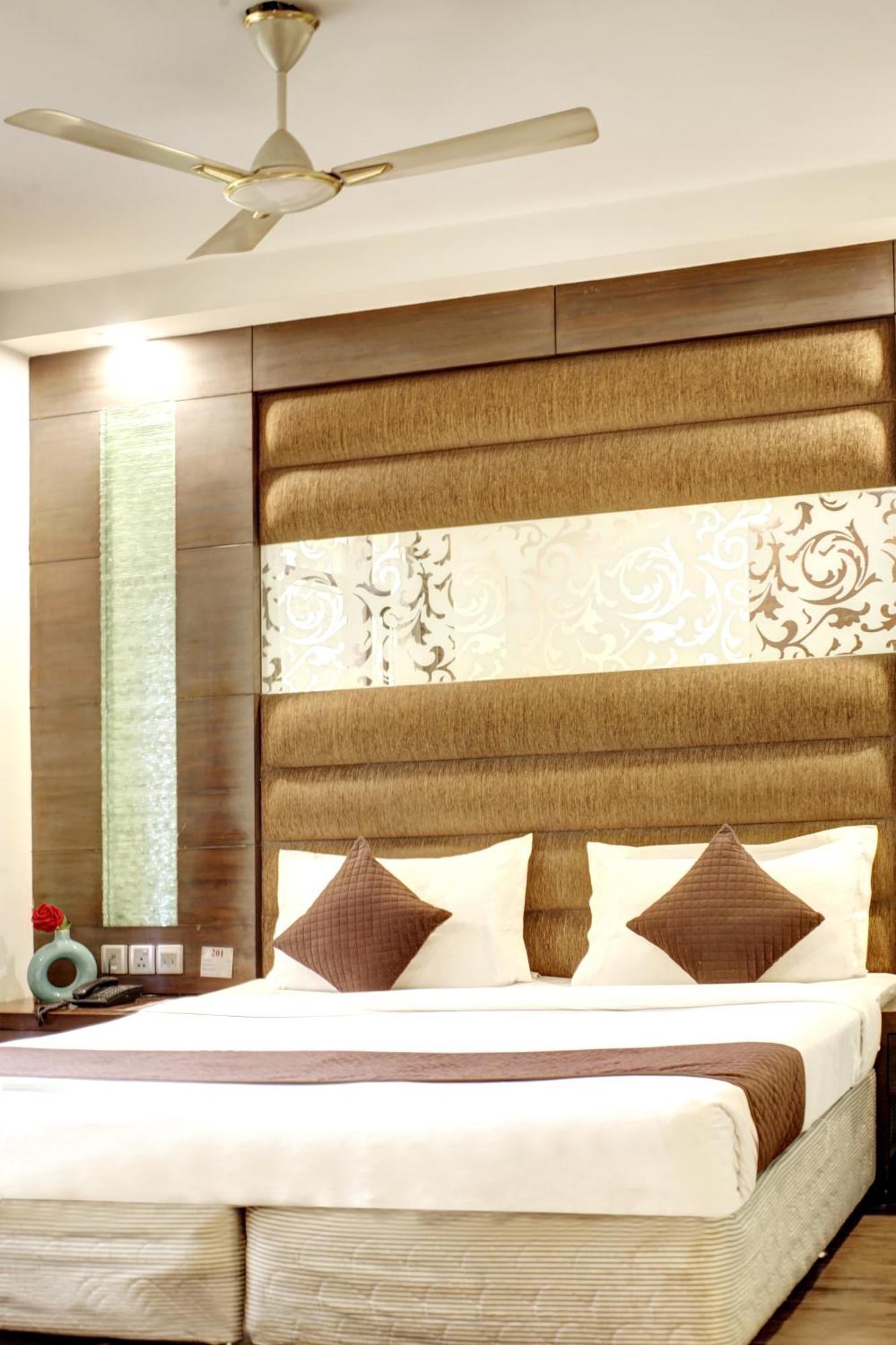 Hotel Good Times Near Ganga Ram Hospital And Karol Bagh Metro Делі Екстер'єр фото