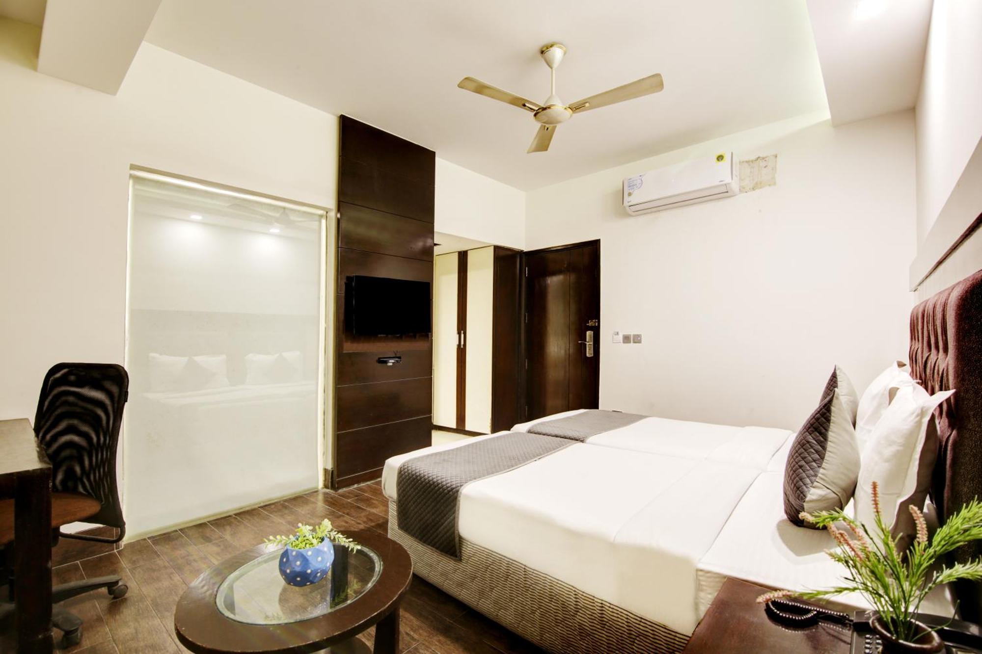 Hotel Good Times Near Ganga Ram Hospital And Karol Bagh Metro Делі Екстер'єр фото