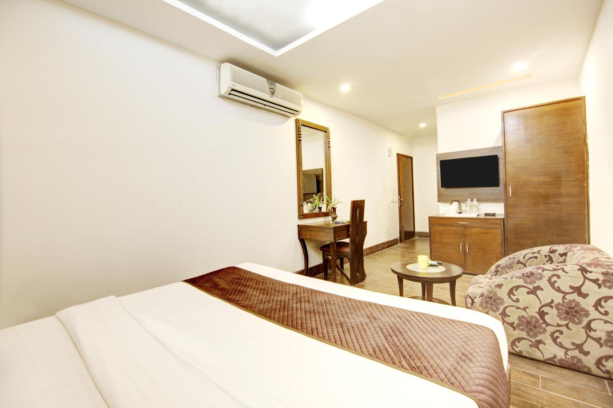 Hotel Good Times Near Ganga Ram Hospital And Karol Bagh Metro Делі Екстер'єр фото