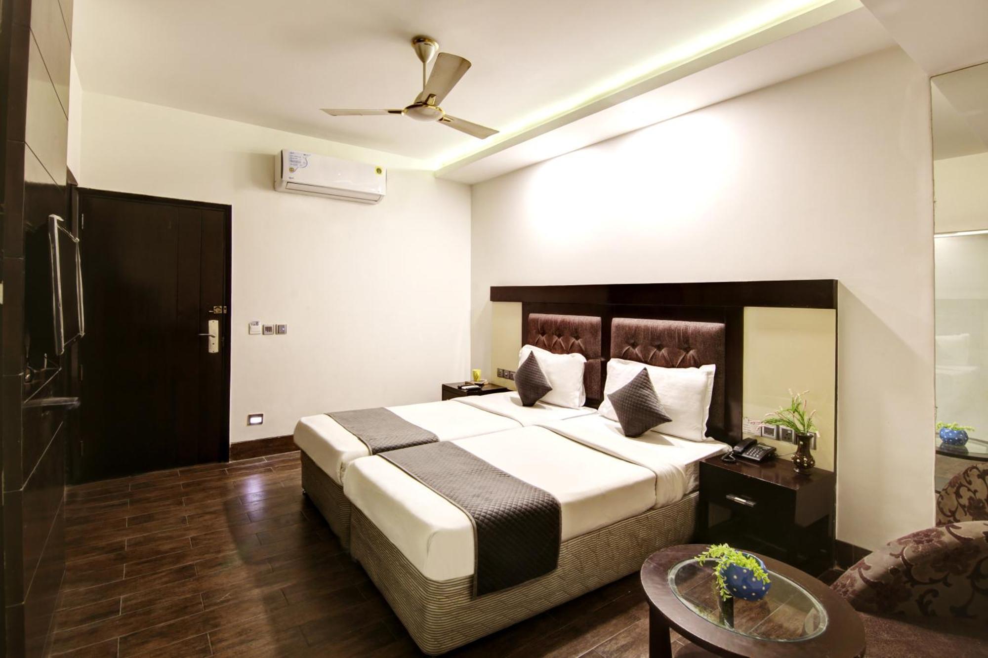 Hotel Good Times Near Ganga Ram Hospital And Karol Bagh Metro Делі Екстер'єр фото