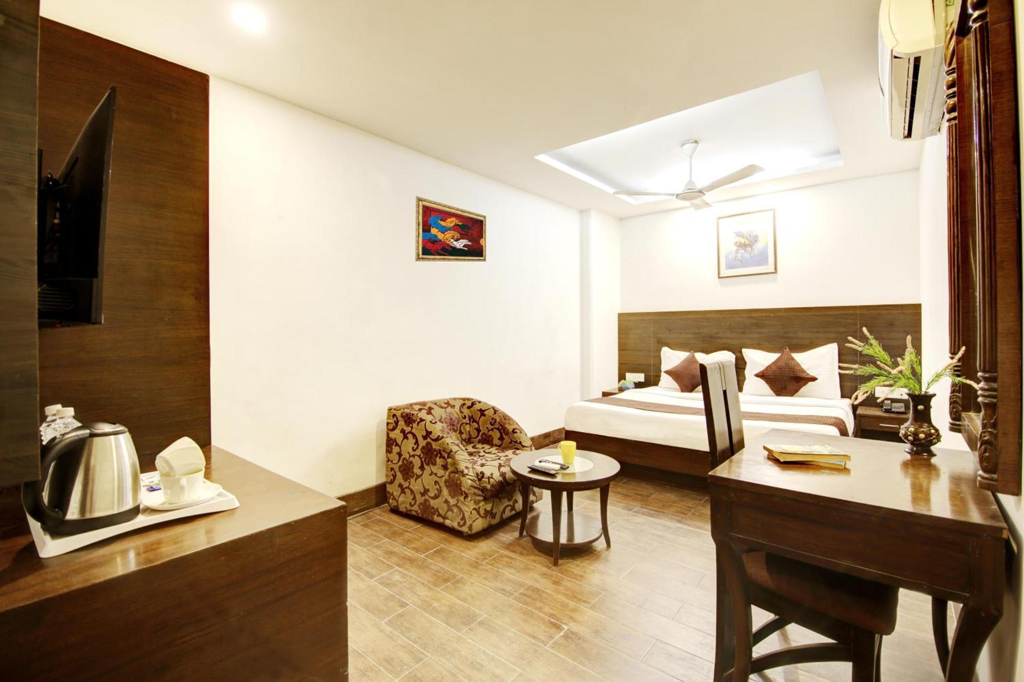 Hotel Good Times Near Ganga Ram Hospital And Karol Bagh Metro Делі Екстер'єр фото