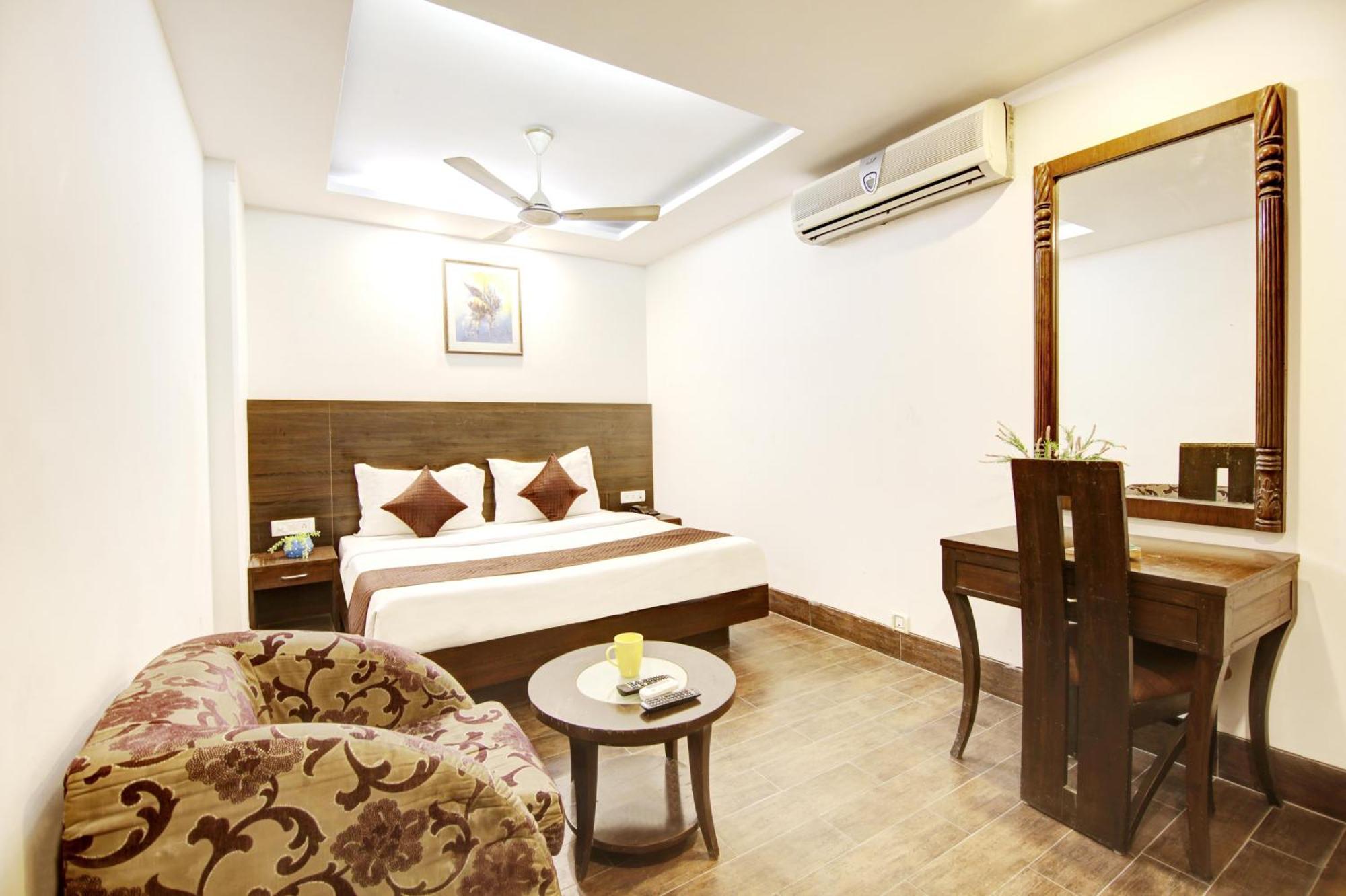 Hotel Good Times Near Ganga Ram Hospital And Karol Bagh Metro Делі Екстер'єр фото