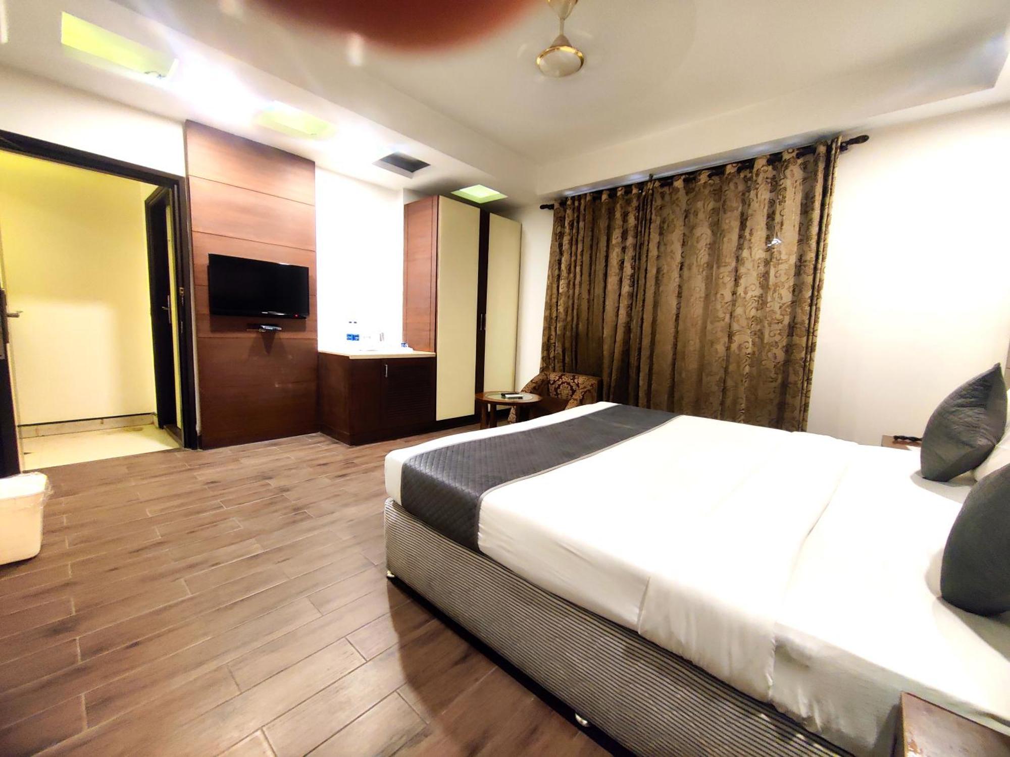 Hotel Good Times Near Ganga Ram Hospital And Karol Bagh Metro Делі Екстер'єр фото